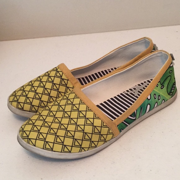 dv8 tommy hilfiger shoes